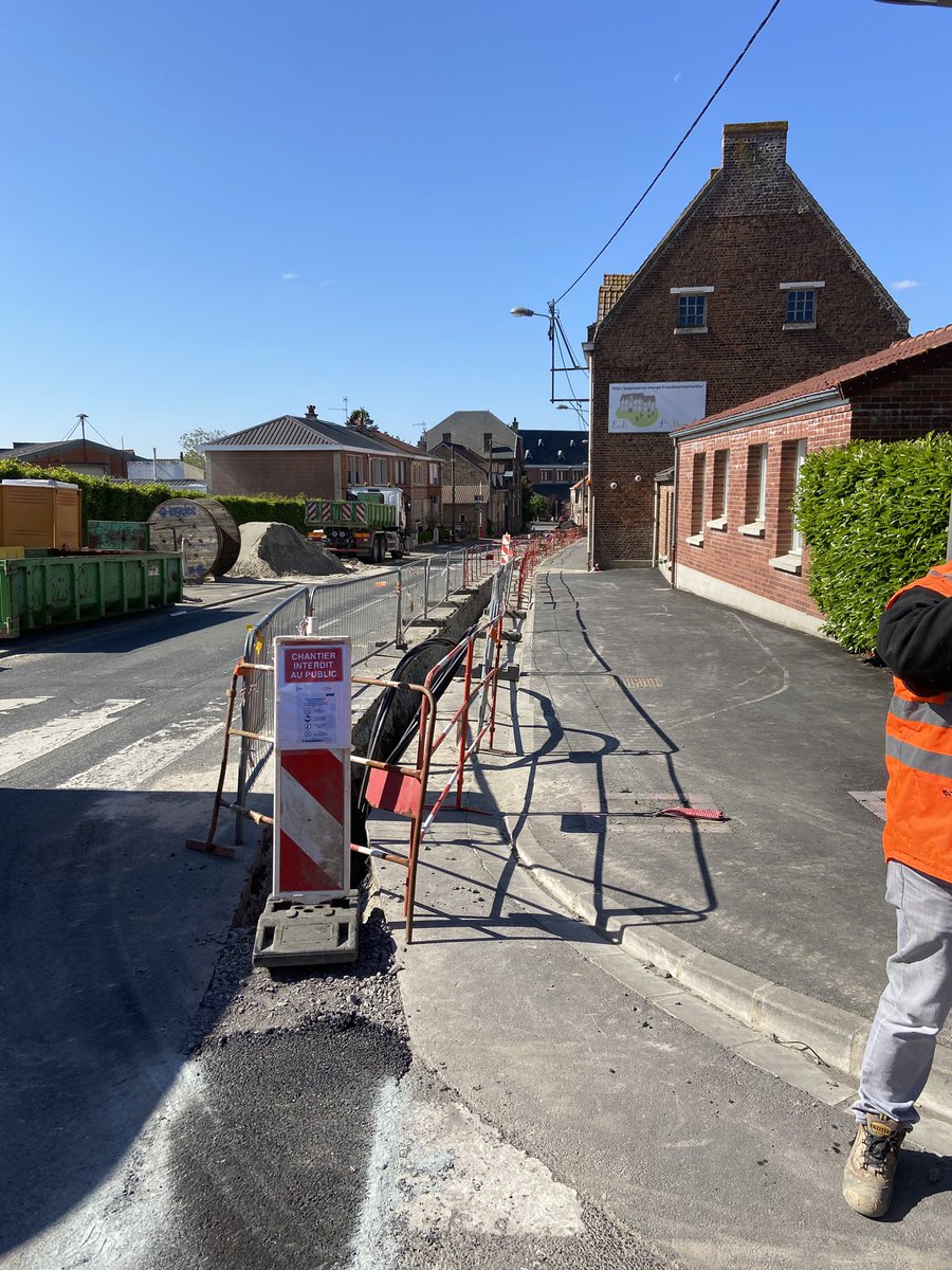 EnergieFlandre's tweet photo. En direct - visite d’un chantier sur le réseau de distribution publique d’#electricité à #Meteren en présence de @stephaneledez et #MichelDecool président du @siecf. Un chantier prioritaire du nouveau contrat de concession @enedis_npdc @fnccr @siecf #servicepublic #Flandre https://t.co/j91FyleRwf
