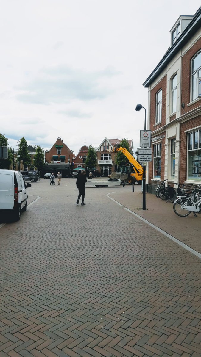 StadOldenzaal's tweet photo. De afgelopen tijd was het rustig op straat. Om die reden was de de Groote Markt opengesteld voor alle verkeer🚗Momenteel geldt de oude verkeerssituatie weer: de Groote Markt is niet toegankelijk voor auto’s. Lees hier meer: https://t.co/IjotnhWtWO #GrooteMarkt #verkeersveiligheid https://t.co/wWFK40TiN5