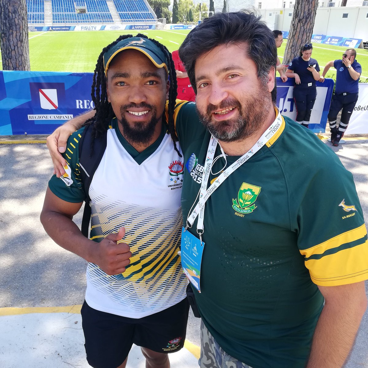USSAstudent's tweet photo. FunFactFriday!๐
When the #TeamSA19 Rugby 7s team pitched up for their training 1st training session in Napoli, to our surprise, the manager of the Villaggio Del Rugby Club, showed up in his 2015 Springbok Jersey๐.
@lungs_gosa
#FansAllAroundTheWorld. https://t.co/HrXZ8Kgr6l