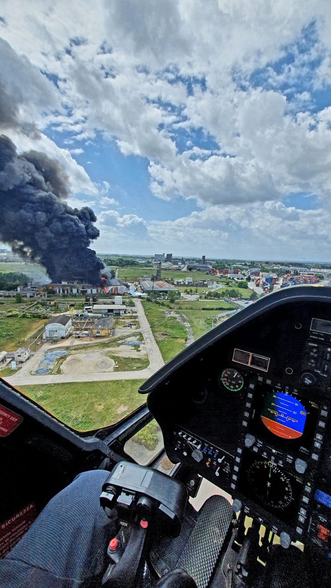 SUEM_Veneto's tweet photo. 15MAG 11:00 #Marghera #Malcontenta #Incendio di vaste proporzioni interessa uno stabilimento chimico. Si raccomanda di restare in casa con le finestre chiuse.
Sul posto stanno operando @vvfveneto con #suemVE, #suemTV e #suemPD https://t.co/VY6LWZ9d3B