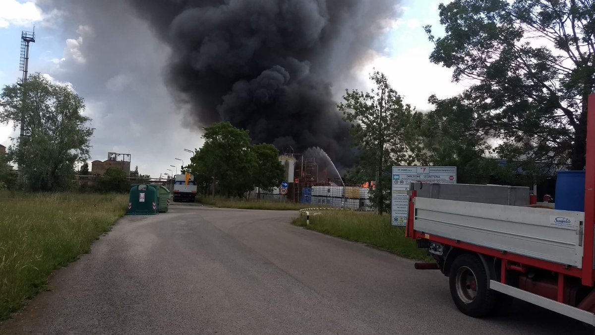 SUEM_Veneto's tweet photo. 15MAG 11:00 #Marghera #Malcontenta #Incendio di vaste proporzioni interessa uno stabilimento chimico. Si raccomanda di restare in casa con le finestre chiuse.
Sul posto stanno operando @vvfveneto con #suemVE, #suemTV e #suemPD https://t.co/VY6LWZ9d3B