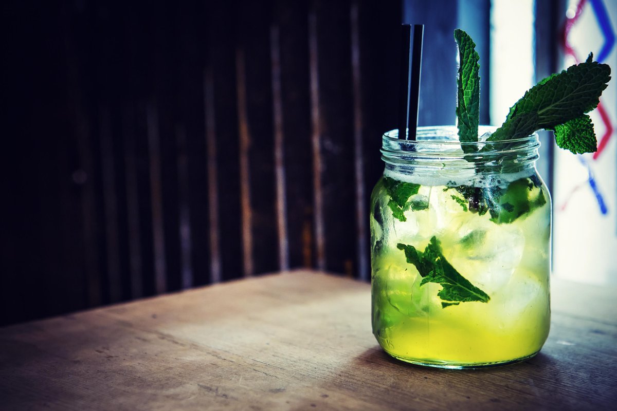AllHailKale's tweet photo. It's Friday! 🙌 Grab yourself a bottle of @jarrkombucha (or make your own at home) and shake up these delicious ingredients: 
👉 50 ml white rum
👉 1 tsp of honey or agave nectar 
👉 1 lime, juiced + 1 lime wedge
👉Handful of mint 
👉 Ice
👉JARR Kombucha
#FridayFeeling #kombucha https://t.co/AgM0La2aPc