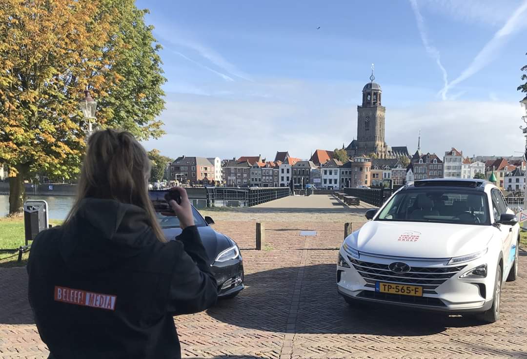 #socialhydrogenchallenge steekt mensen een hart onder de riem. Present Enschede is vanmiddag onderdeel van deze landelijke actie waarbij waterstof-auto's door heel Nederland rijden om de mensen blij te maken. Vanmiddag worden door een van hen fruitpakketten uitgedeeld. #daslief
