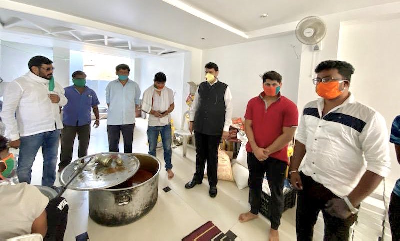 Dev_Fadnavis's tweet photo. Visited various community kitchens in my South West Nagpur Assembly Constituency and interacted with karyakartas serving the people under #BJP4Seva works since so many days in the wake of #COVIDー19 #lockdown . 
#IndiaFightsCorona #Nagpur https://t.co/NEJQt7bTqn