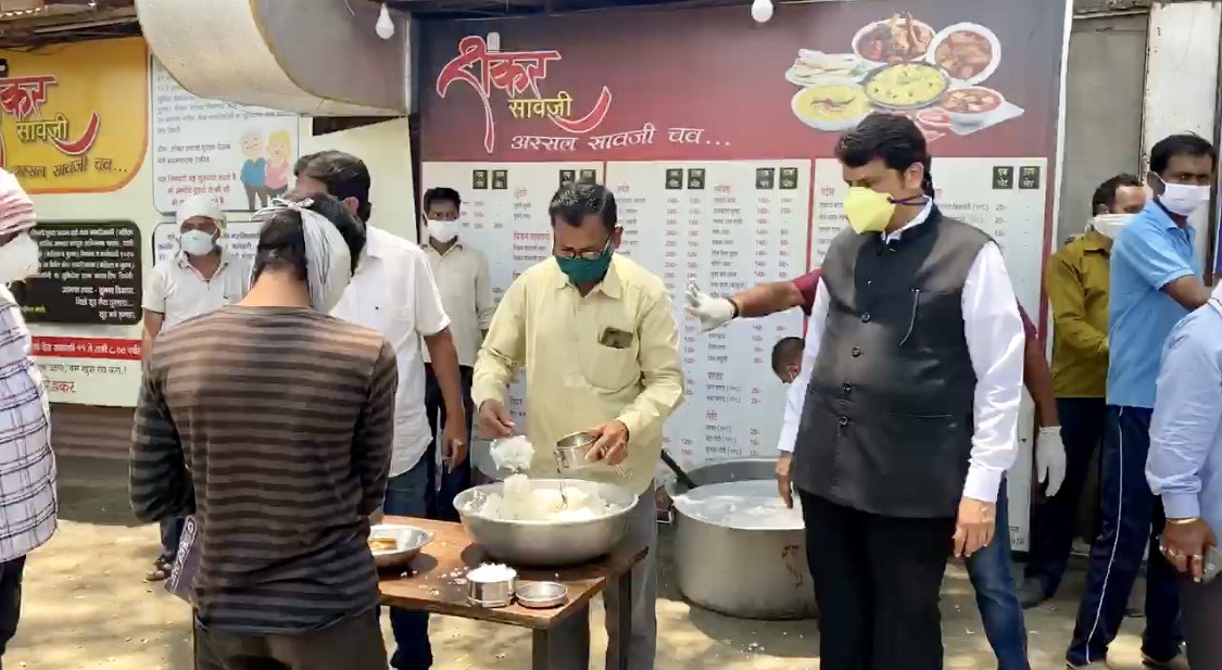 Dev_Fadnavis's tweet photo. Visited various community kitchens in my South West Nagpur Assembly Constituency and interacted with karyakartas serving the people under #BJP4Seva works since so many days in the wake of #COVIDー19 #lockdown . 
#IndiaFightsCorona #Nagpur https://t.co/NEJQt7bTqn