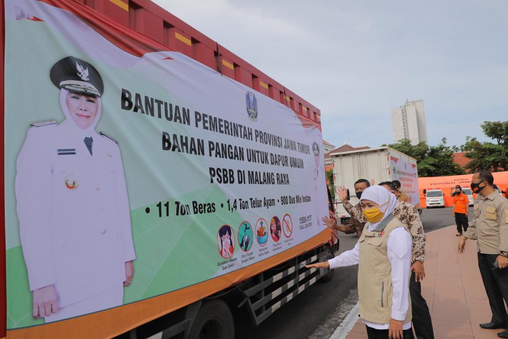 KhofifahIP's tweet photo. Siang ini melepas bantuan untuk dapur umum PSBB Malang Raya 11 ton beras, 1,4 ton telur dan 900 boks mie instan. Dapur umum efektif minggu, 17 mei 2020. Semoga manfaat. https://t.co/U8EPtersEV