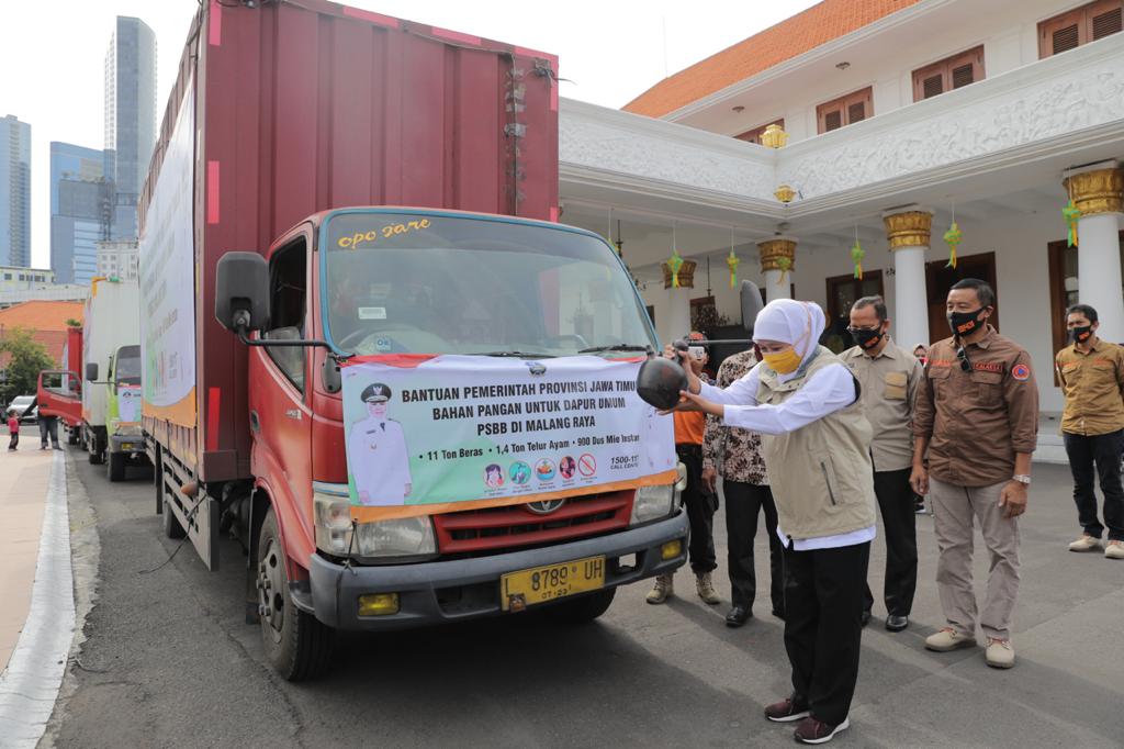 KhofifahIP's tweet photo. Siang ini melepas bantuan untuk dapur umum PSBB Malang Raya 11 ton beras, 1,4 ton telur dan 900 boks mie instan. Dapur umum efektif minggu, 17 mei 2020. Semoga manfaat. https://t.co/U8EPtersEV