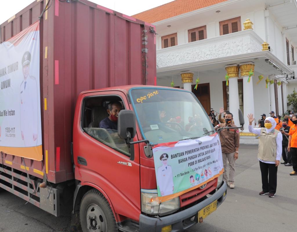 KhofifahIP's tweet photo. Siang ini melepas bantuan untuk dapur umum PSBB Malang Raya 11 ton beras, 1,4 ton telur dan 900 boks mie instan. Dapur umum efektif minggu, 17 mei 2020. Semoga manfaat. https://t.co/U8EPtersEV