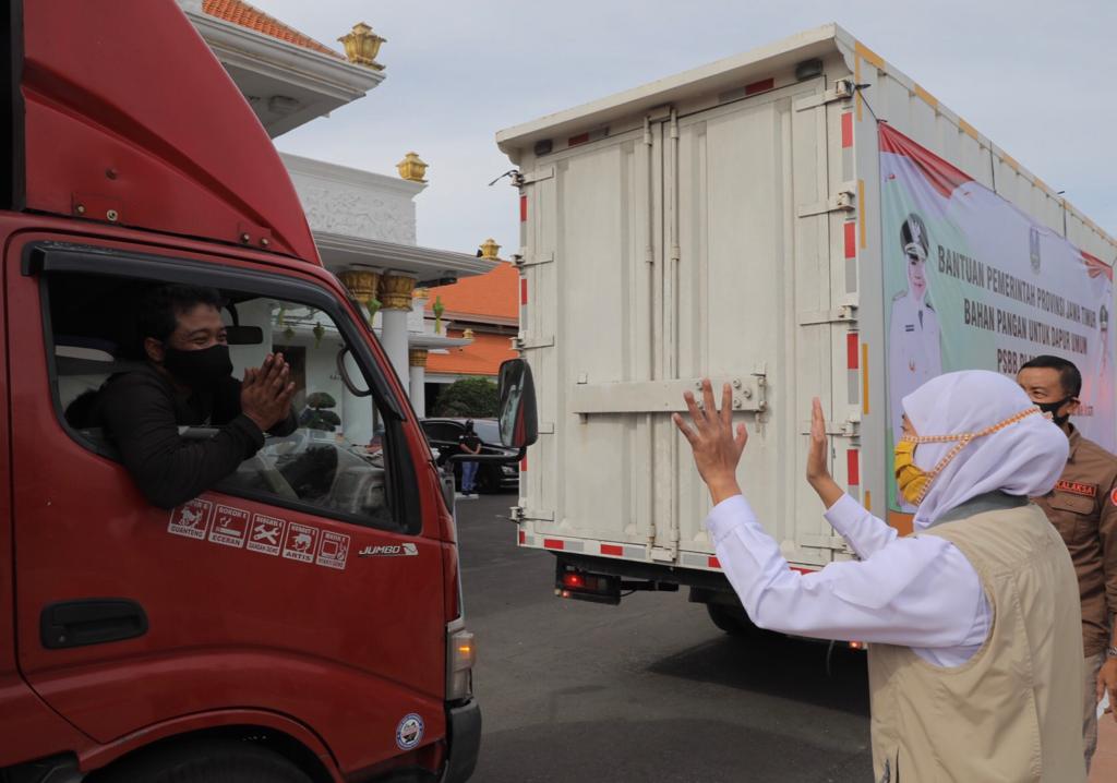 KhofifahIP's tweet photo. Siang ini melepas bantuan untuk dapur umum PSBB Malang Raya 11 ton beras, 1,4 ton telur dan 900 boks mie instan. Dapur umum efektif minggu, 17 mei 2020. Semoga manfaat. https://t.co/U8EPtersEV