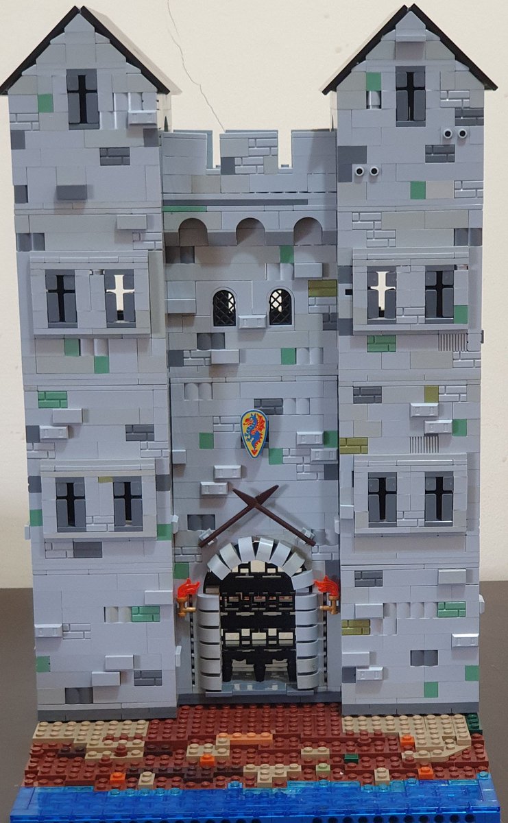 Finally a new update to Morgan's Castle. 

The gateshouse is about 90 percent complete. Time to start on the curtain wall.

#Lego #Castle #AFOL
