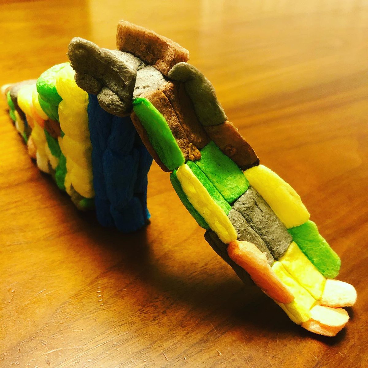 松谷麗王 かお巨匠 今度は公園を作り始めました 発泡スチロール素材のおもちゃで何やら真剣にごそごそ オリジナリティ溢れるなかなかの出来映えでございます カタカナの練習してる時と集中力のギャップが 今度は何作ろっかな とソファーでひと息