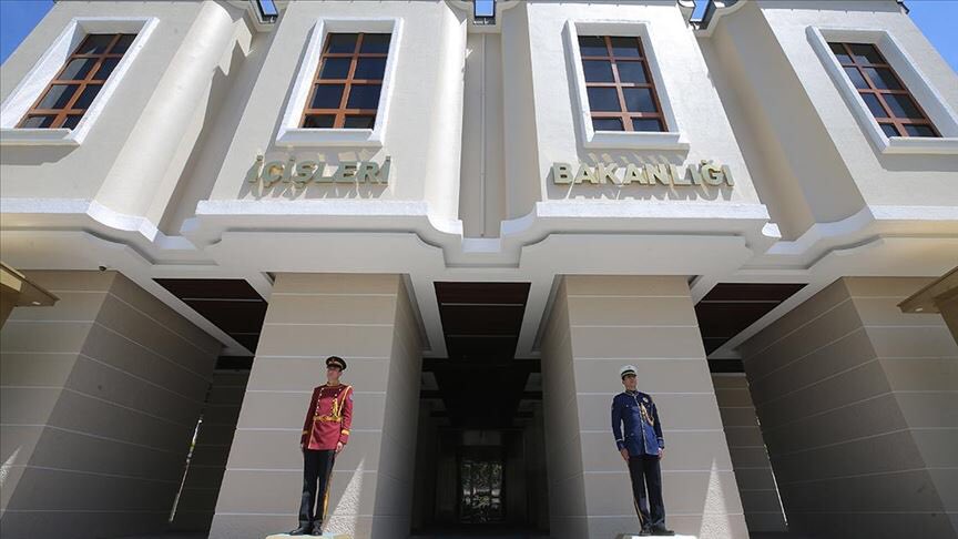 İçişleri Bakanlığı, berber, kuaför, taksi, pazar yeri ve toplu ulaşım araçlarında Kovid-19 kurallarının denetimi için valiliklere genelge gönderdi.