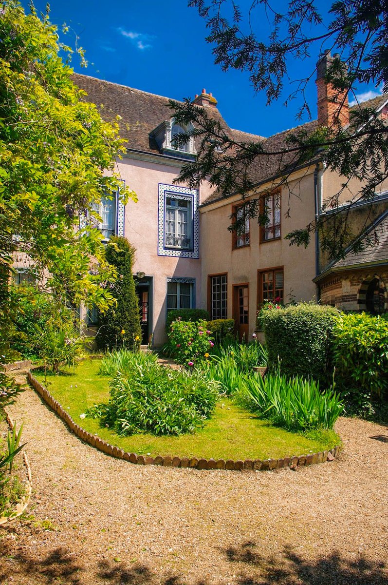 La Maison de Tante Léonie est ouverte les après-midis des vendredis, samedis et dimanches Port du masque obligatoire et fourni si besoin Nombre maximum de visiteurs présents à 10 personnes La visite est à tarif réduit et gratuite pour les Islériens Merci à la @AmisDeProust