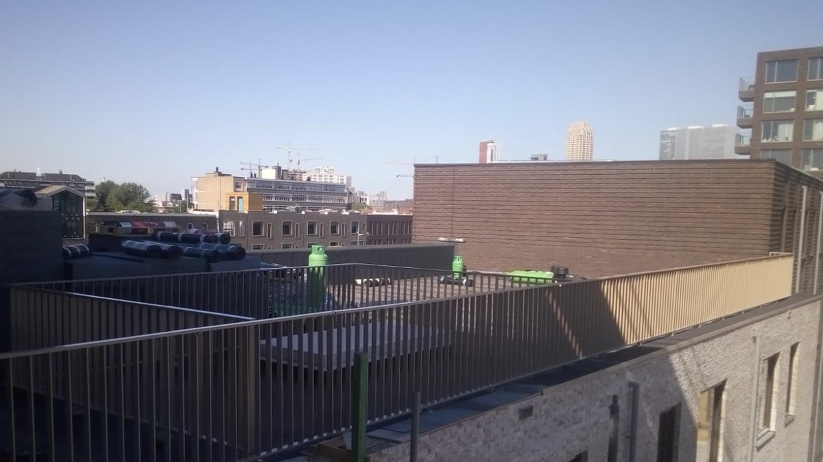 HetraGSS's tweet photo. Onder een strakblauwe lucht zijn in Rotterdam de balustrades op de daken door ons gemonteerd. https://t.co/c4Nhb5qKfu
