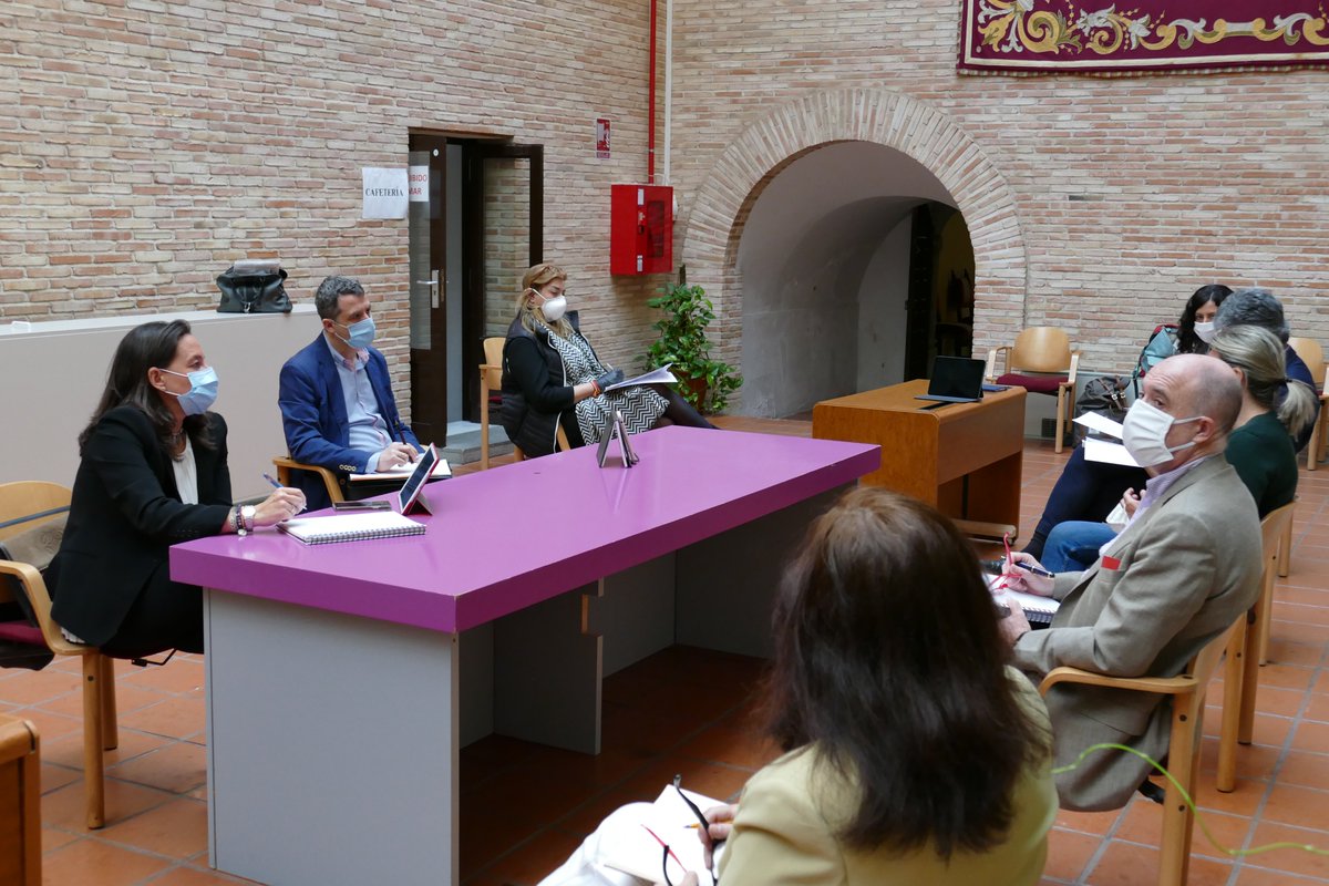 CsToledoCiudad's tweet photo. La 1ª reunión de la mesa de trabajo del Ayto.#Toledo en la que han participado los grupos de la corporación ha sido meramente informativa: 

👉🏼 El gobierno ha explicado medidas ya adoptadas y previstas, pero no se ha debatido en este encuentro ninguna propuesta de los grupos https://t.co/PngpoZpl0R