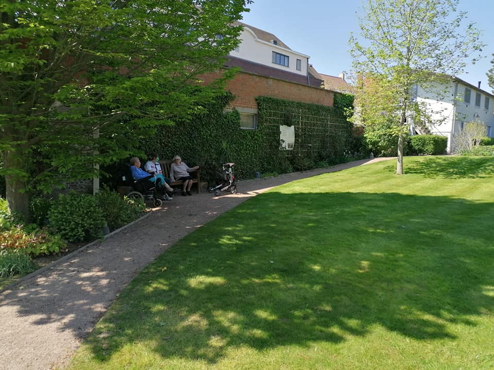 TalbotHousTubby's tweet photo. During lock-down, the residents of the nearby carehome are invited into our garden. As Tubby said: "Come into the Garden, and forget about the war.". So happy we can keep doing our bit despite our closure.
Support the House on https://t.co/ve4HWo02jW
#StandwithTalbotHouse https://t.co/sJG2CQaenY