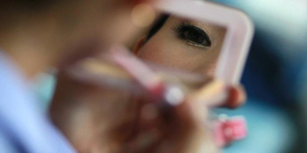 DES_Journal's tweet image. Not pretty : women in the U.S. apply an average of 168 chemicals to their faces and bodies daily wp.me/pbK8wo-42W via ewg #SafeCosmetics