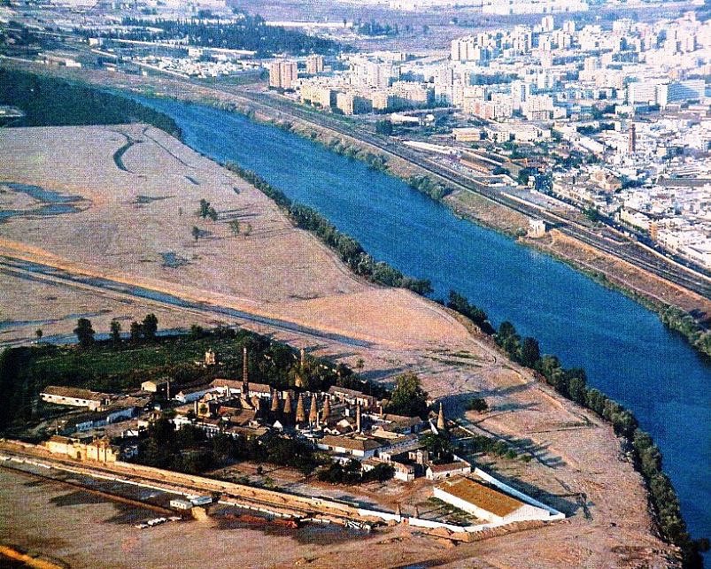 Mbunleo's tweet photo. Sevilla, principios de 1980. La Isla de la Cartuja al natural. Antes de todo el complejo tecnológico de la Expo de 1992 la habitaba Monasterio de Santa María de las Cuevas y la "Fábrica Pickman" de porcelanas. Imagen imposible de ver a día de hoy... https://t.co/n6mzuS6ryH