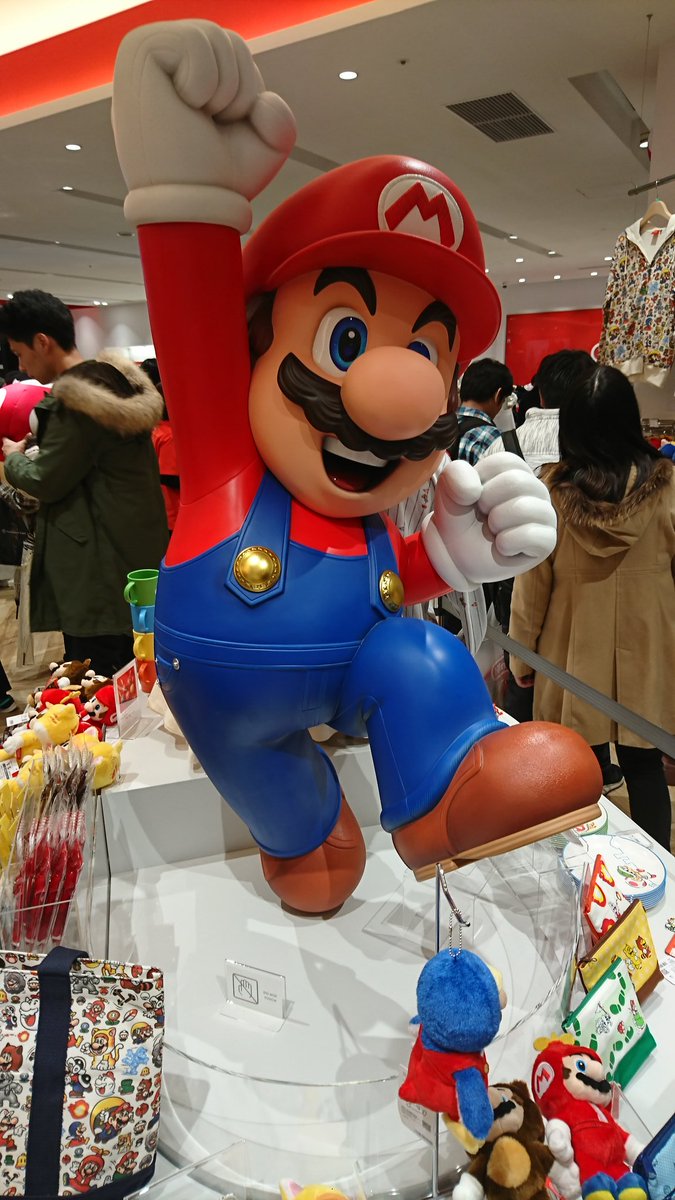 pixelbentopod's tweet photo. Les fêtes de fin d'année 2019 ont vu la naissance du premier Nintendo Store japonais dans le quartier de Shibuya à Tokyo. Des heures de queue ou des tickets d'admission pour entrer dans le magasin, des centaines de personnes entassées, une image qui tranche avec l'année 2020. https://t.co/EqteiaZPsp