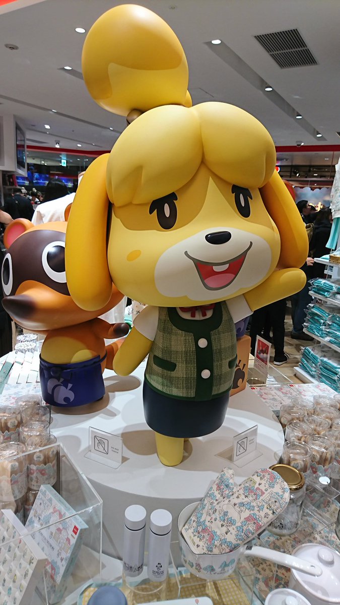 pixelbentopod's tweet photo. Les fêtes de fin d'année 2019 ont vu la naissance du premier Nintendo Store japonais dans le quartier de Shibuya à Tokyo. Des heures de queue ou des tickets d'admission pour entrer dans le magasin, des centaines de personnes entassées, une image qui tranche avec l'année 2020. https://t.co/EqteiaZPsp