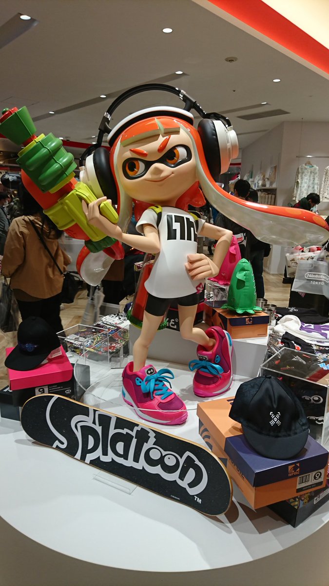 pixelbentopod's tweet photo. Les fêtes de fin d'année 2019 ont vu la naissance du premier Nintendo Store japonais dans le quartier de Shibuya à Tokyo. Des heures de queue ou des tickets d'admission pour entrer dans le magasin, des centaines de personnes entassées, une image qui tranche avec l'année 2020. https://t.co/EqteiaZPsp