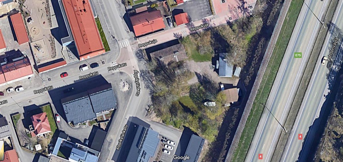 Hei, <a href="/HelsinkiKymp/">Kaupunkiympäristö</a> onko teillä tietoa Alppikylässä sijaitsevasta väestönsuojasta, joka sijaitsee lahdenväylän alla? Onkohan vielä käyttökunnossa? 
Olisi kiva tutustua suojaan.