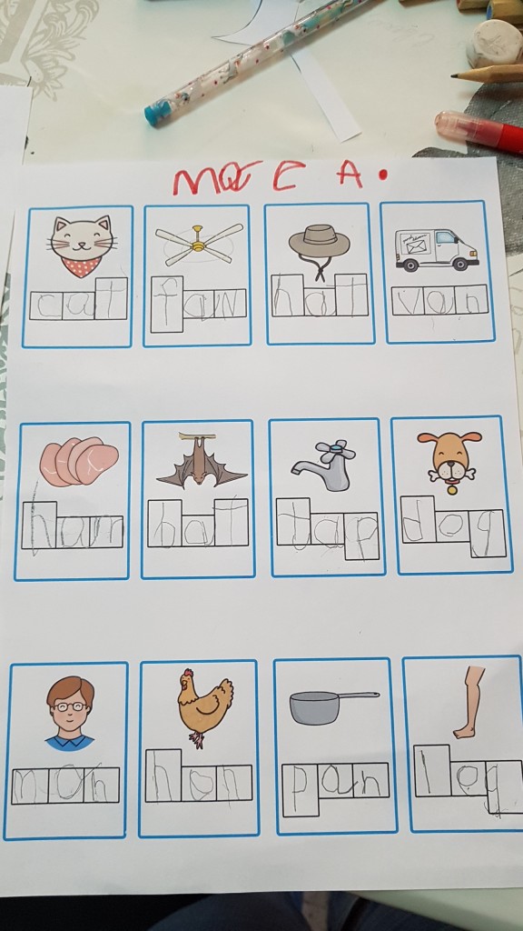 BsVfoundation's tweet photo. We learn and enjoy through phonics, funny games, nice PowerPoint’s, lovely CVC Words cards, and with all of this we are starting to learn how to read #PhonicsAtHome #FunphonicsLearning #WritingIsNice #PhonicsAreCool #BSV #CognitaWay @BritishValencia https://t.co/uzpxP5cEH3
