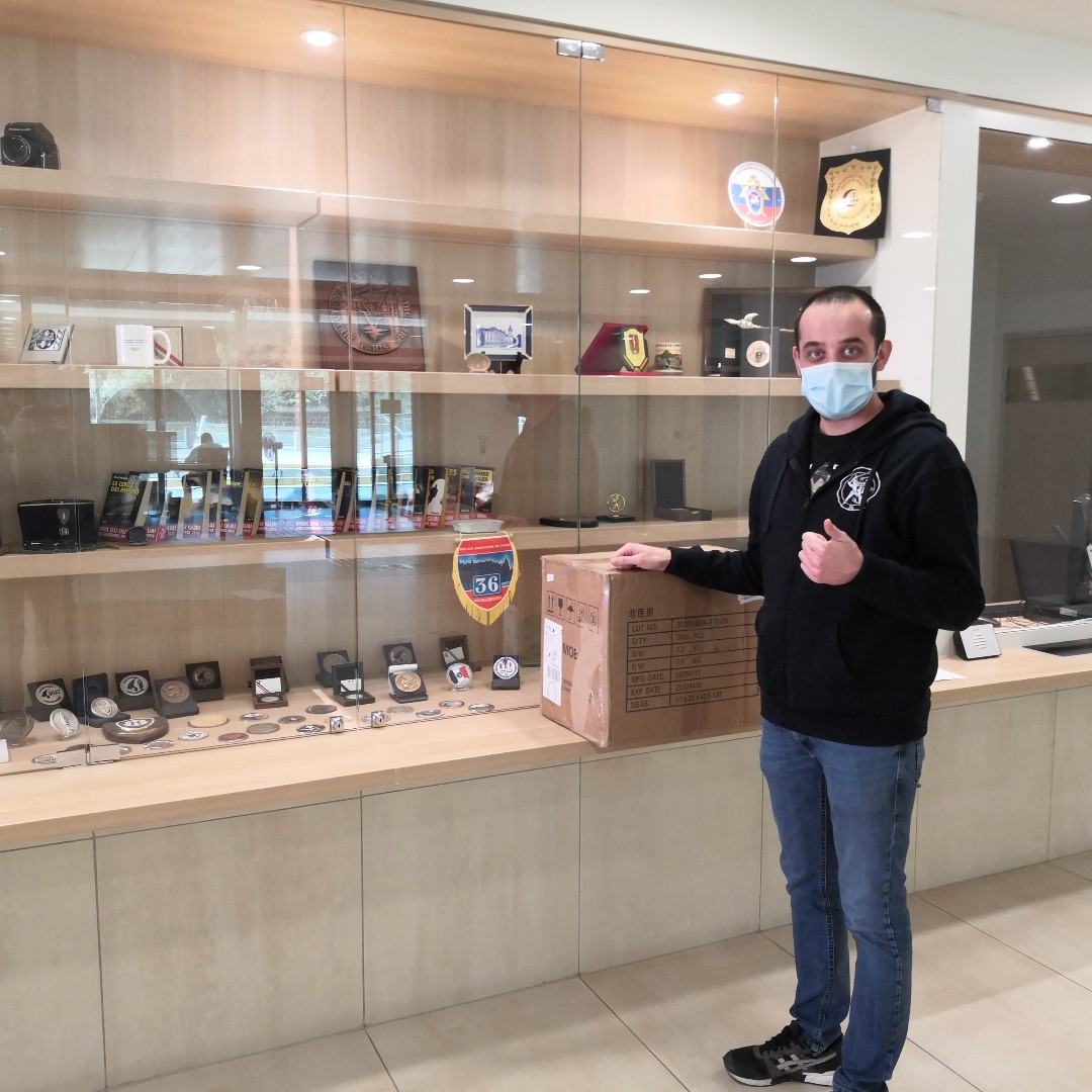 [Covid héros] - Les premiers dons arrivent !

Suite à de nombreuses péripéties, nous avons livré les premiers dons de masques hier, au Syndicat Alternative Police CFDT qui va s'en servir sur le terrain pour tous les agents qui n'en n'ont pas actuellement...