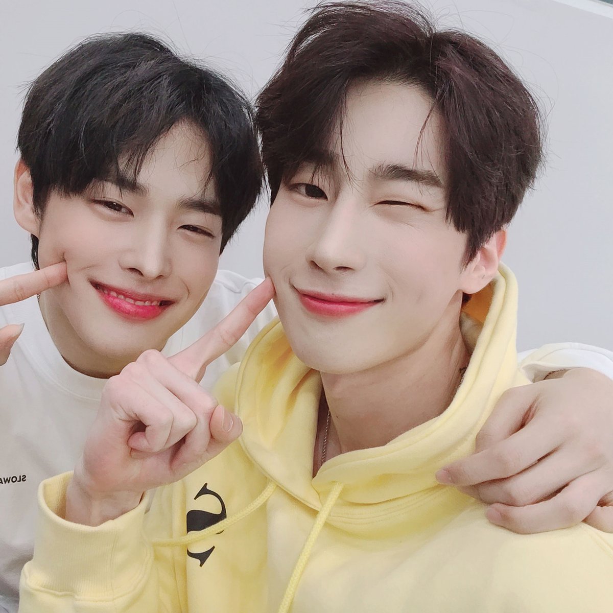 VICTON1109's tweet photo. [#빅톤] 빅토니들이 보고싶은 앨리스를 위한 선물🎁
뿅아리🐤와 우야🦊의
비타민🍋같은 셀카 도착!
오늘 하루도 귀염 뽀짝한
병차니와 우야 보시고
행복하게 보내세요💛😍💙

#VICTON #최병찬 #한승우
#BYUNGCHAN #SEUNGWOO
#슬로우애시드 #테디아일랜드 https://t.co/wo743BDPK8