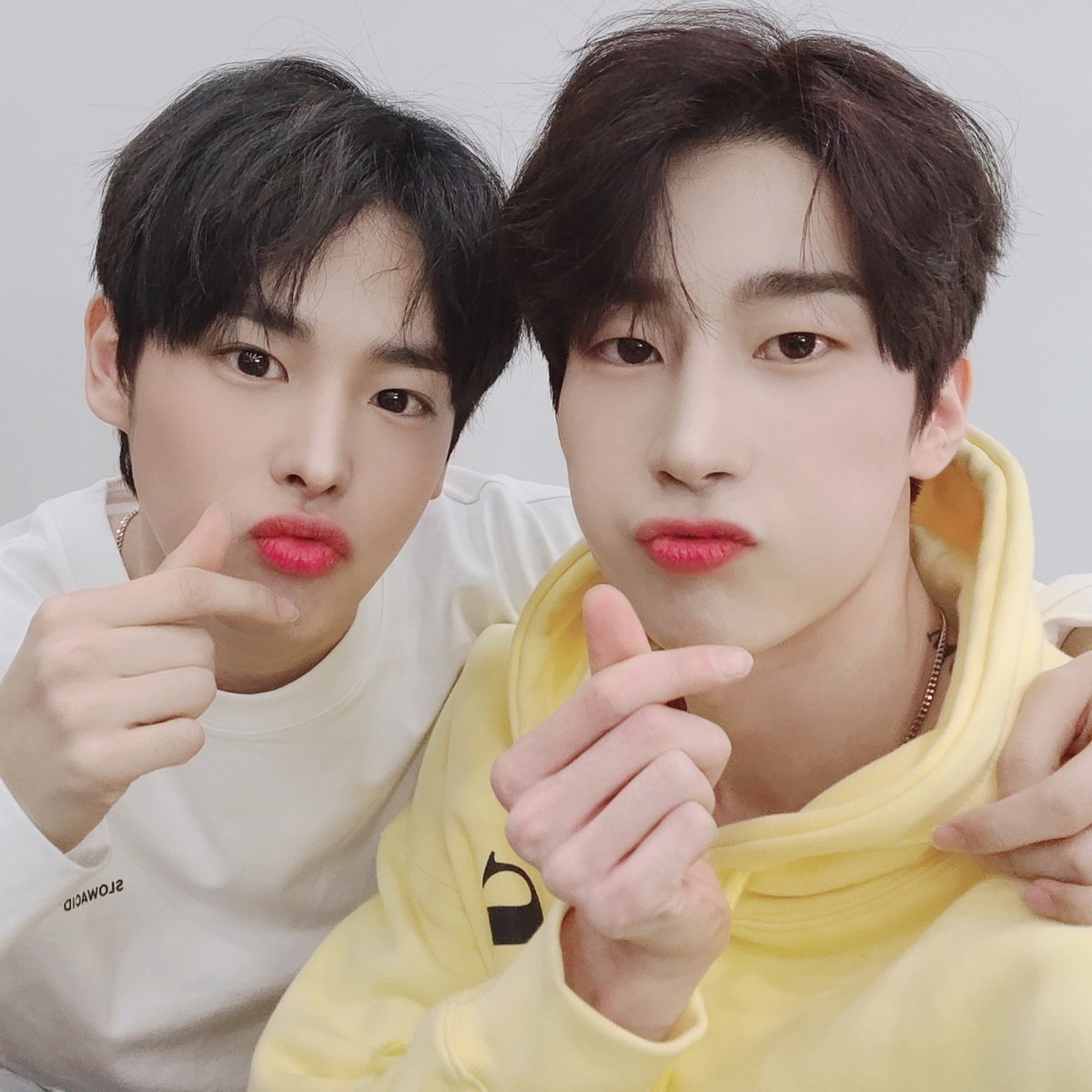 VICTON1109's tweet photo. [#빅톤] 빅토니들이 보고싶은 앨리스를 위한 선물🎁
뿅아리🐤와 우야🦊의
비타민🍋같은 셀카 도착!
오늘 하루도 귀염 뽀짝한
병차니와 우야 보시고
행복하게 보내세요💛😍💙

#VICTON #최병찬 #한승우
#BYUNGCHAN #SEUNGWOO
#슬로우애시드 #테디아일랜드 https://t.co/wo743BDPK8