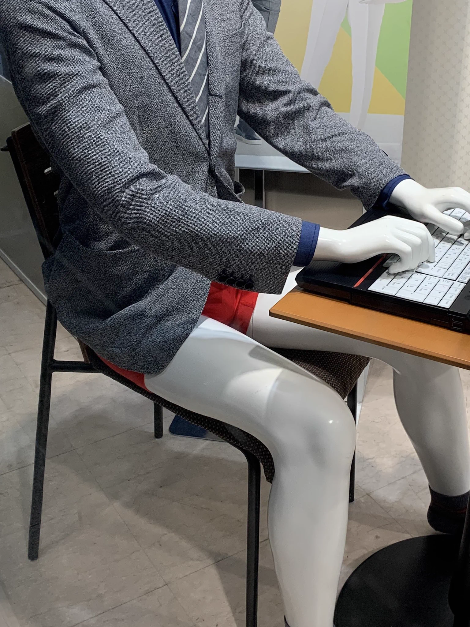 テレワーク仕様？www青山のマネキンがかなり攻めてると話題に！www