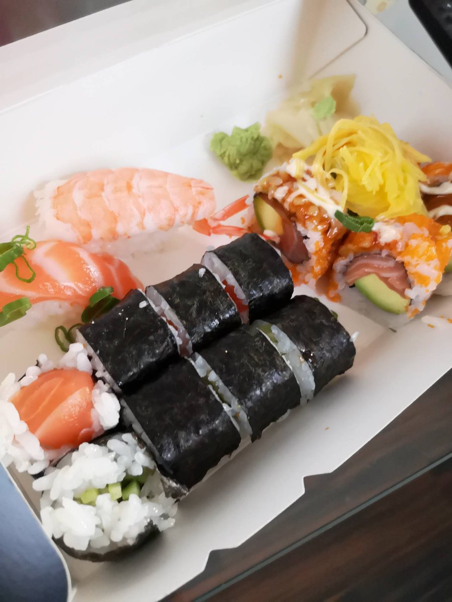 Yummi 😊🍣🍥
Was ist euer Lieblingsessen?

#food #foodblogger #foodporn #sushi #nice #tasty #foodie #delicious #foodstagram #foodpics #lunch