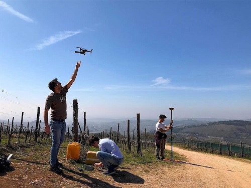 ItaliadelvinoC's tweet photo. Il Soave protagonista all’incontro virtuale internazionale sulle geoscienze (30 aprile-08 maggio 2020)

https://t.co/620mcNAMi5

#Soave #ConsorzioSoave #ConsorzioLessiniDurello  #UniversitàdiPadova #RegioneVeneto #EGU #droni #modelli3D #vigneti #erosione #frane  #mappaerosione https://t.co/l9whUWir7W