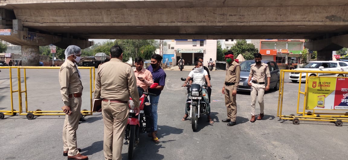 mathurapolice's tweet photo. क्षेत्राधिकारी रिफाइनरी @Dspvarun_Upp द्वारा कस्बा फरह के हॉटस्पॉट क्षेत्र ,#NH_02 आगरा-मथुरा बॉर्डर एंव विभिन्न बैरियरो पर कार्यरत पुलिसकर्मियो को चैक कर उन्हे अनावश्यक रुप से विचरण करने वाले लोगो के विरुद्द आवश्यक विधिक कार्यवाही करने हेतु निर्देशित किया गया । https://t.co/kA129oZFjQ