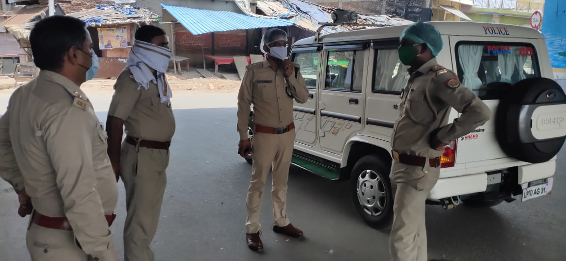 mathurapolice's tweet photo. क्षेत्राधिकारी रिफाइनरी @Dspvarun_Upp द्वारा कस्बा फरह के हॉटस्पॉट क्षेत्र ,#NH_02 आगरा-मथुरा बॉर्डर एंव विभिन्न बैरियरो पर कार्यरत पुलिसकर्मियो को चैक कर उन्हे अनावश्यक रुप से विचरण करने वाले लोगो के विरुद्द आवश्यक विधिक कार्यवाही करने हेतु निर्देशित किया गया । https://t.co/kA129oZFjQ