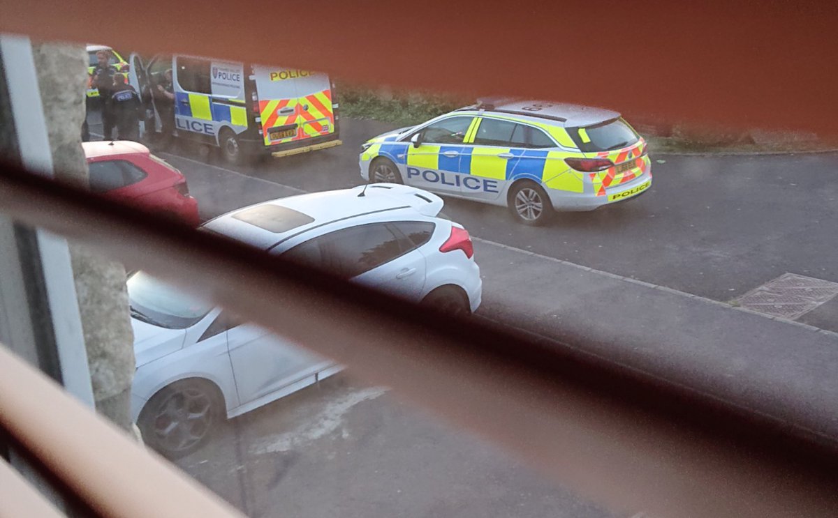 Gas service booked 9am, look who rocks up at 5am. 3 police cars + van. The Tennant, 56 Yr old non violent. suspected criminal damage. no warrant. 4 a voluntary interview? <a href="/Rachael_Swindon/">Rachael Swindon</a>  <a href="/CrimeGirI/">crimegirl</a> <a href="/BarristerSecret/">The Secret Barrister 🦋</a> @TVP_Oxford #Corruption #TaxPayersMoney
