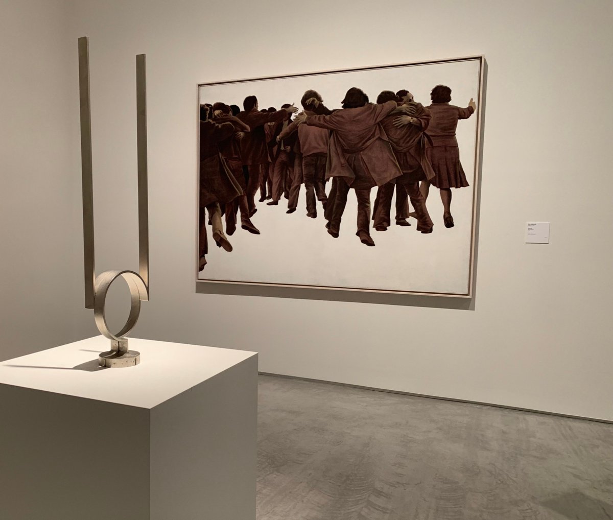 Lamentamos profundamente la muerte del artista Juan Genovés, autor de uno de los abrazos más representativos de la Transición y del arte.
Su obra nos espera en la sala 001.01 del Museo para abrazarnos muy pronto.