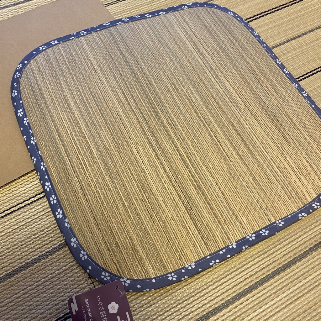 טוויטר 勢州のサキ בטוויטר 縁の布をい草に縫い付ける 厚地を縫えるミシンなら多分大丈夫だけど無理はしないで 両面テープや接着剤でも 段ボールを包み込むように両面テープで張り付けて底はガムテープで全部隠す 見えないところは気にしない 完成 T