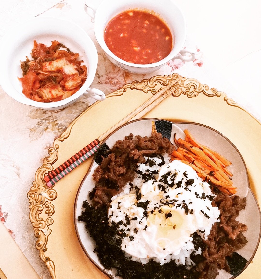 BTSARMYmomlove's tweet photo. Bibimbap!!! Cravings satisfied, so delicious even though I didn't get the Yoojung Sikdang taste, 😅😍😜
I miss that place and Bangtan Bibimbap is the best! 😍😍
I don't have the veggies right now (can't go out ⛈️), but Kimchi is perfect. #ecqlife #Friyay
#bibimbap #missingKorea https://t.co/ucNCWd5Lg6