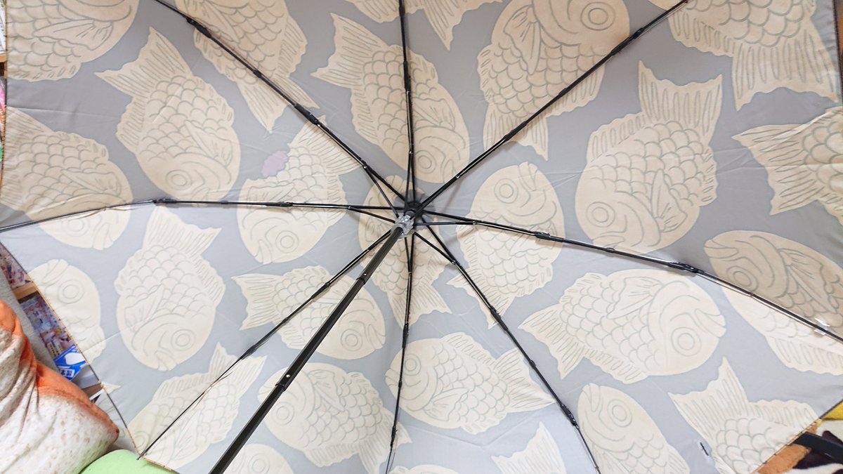 Mr スイル たいやきの折りたたみ傘届いた まじでたい焼きだし 柄がエモいちゃんと彫られてる感じするこれは抜刀のポーズから傘広げたいから雨降って