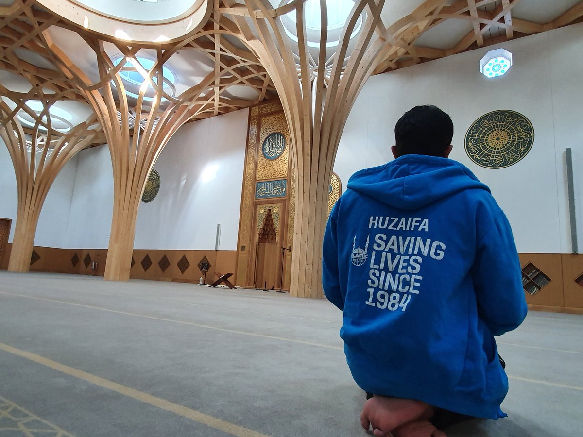 Working with our partners <a href="/pakfoods/">Pak Foods</a>, <a href="/Masjidumar_Leic/">Masjid Umar</a> and @CamCtrlMosque to support #refugee families in #Cambridge. Managed to get in a guided tour of this beautiful Eco mosque too mashaAllah. 

#Alhamdulillah #Ramadan #RefugeesWelcome
