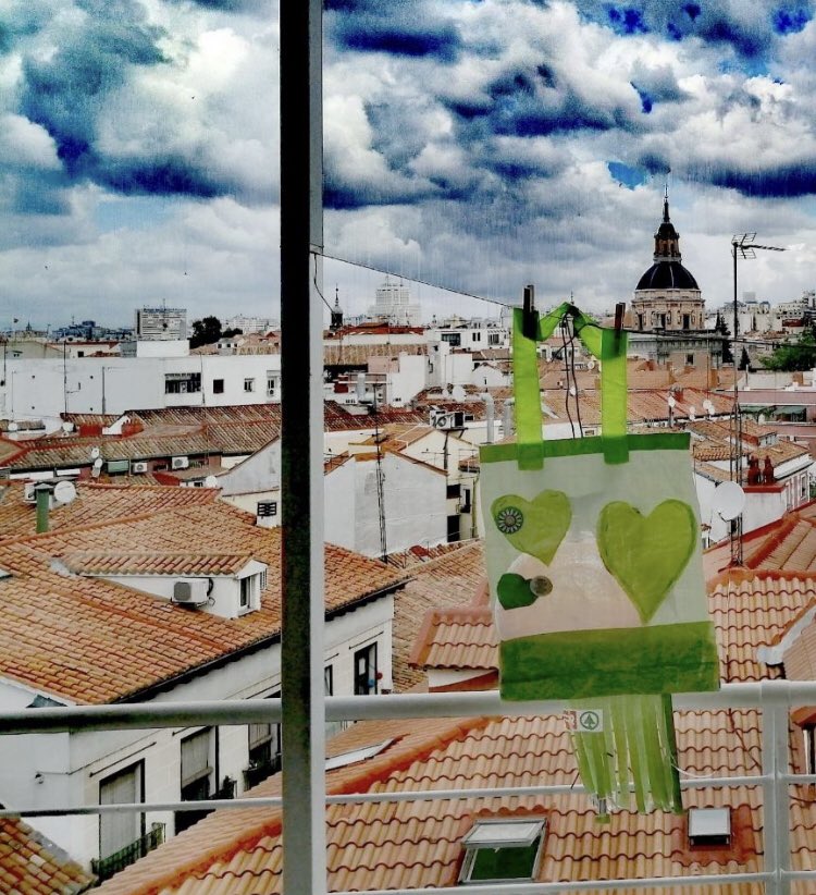 PAHMadrid's tweet photo. Como has visto, estos días ya han empezado a florecer corazones verdes por todos los rincones. ¿Te animas a sacar el tuyo a la ventana de tu casa, del trabajo, de tu mercado? Y ya de paso, cuéntaselo a tu vecina, tu padre o tu colega de trabajo. Seguro que les gusta la idea💚 https://t.co/QKUAtmoOaB