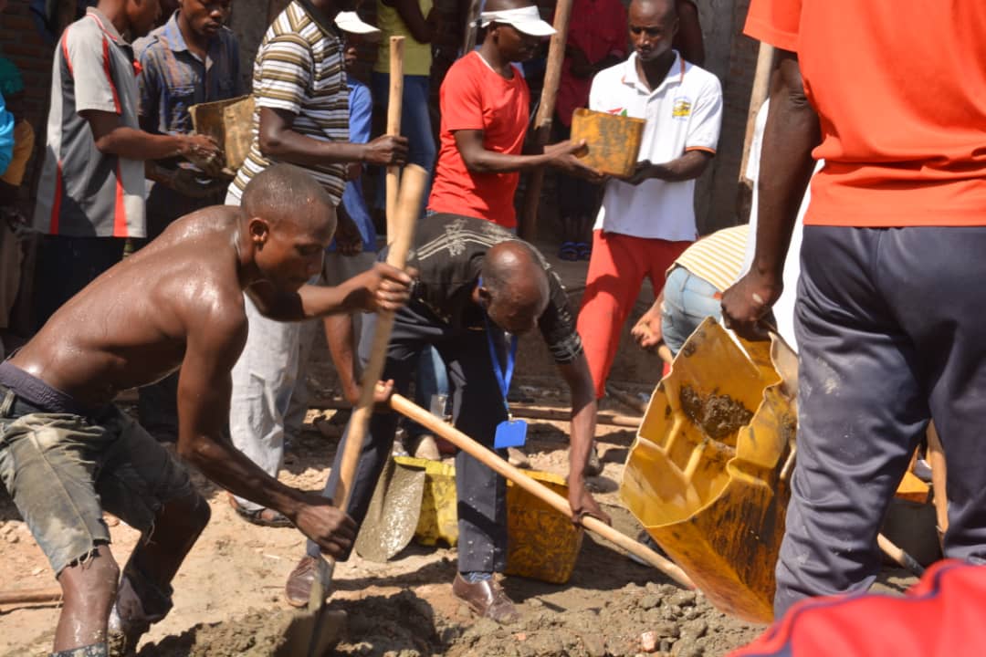 #Burundi travaux communautaires en commune #Muha zone #Kanyosha. Le Maire de la ville s'est joint aux habitants de la localité, les administratifs et les élus ds le mélange et transport du béton de construction de l'ECOFO Kanyosha II.