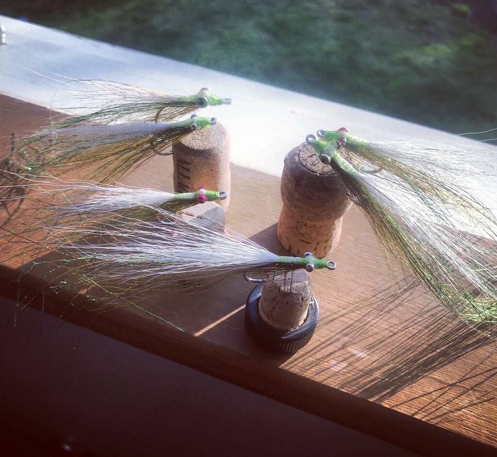 deanwo's tweet photo. Included in the new #stripah stimulus package - Clousers, Clousers, Clousers. #flytying #oliveoverwhite #itm https://t.co/YesLdhEjBW https://t.co/UmY2ngFwFS