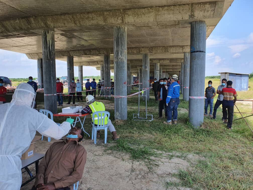 UPKZU1's tweet photo. Seramai 190 orang pekerja warga asing menjalani COVID-19 swab test
@MOWorks @CIDBMALAYSIA @RuslanAbdAziz @Zulakmal8 @PetraJayaMP @JKRMalaysia @CawJalanJKR https://t.co/5lsLqFabtL