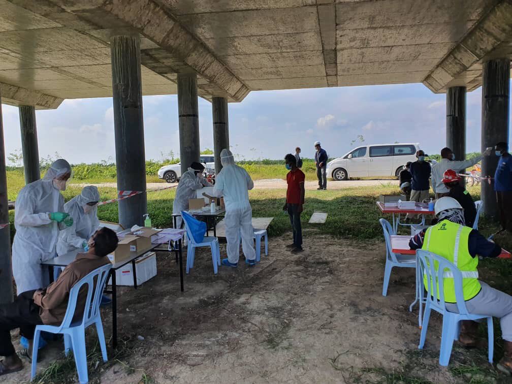 UPKZU1's tweet photo. Seramai 190 orang pekerja warga asing menjalani COVID-19 swab test
@MOWorks @CIDBMALAYSIA @RuslanAbdAziz @Zulakmal8 @PetraJayaMP @JKRMalaysia @CawJalanJKR https://t.co/5lsLqFabtL