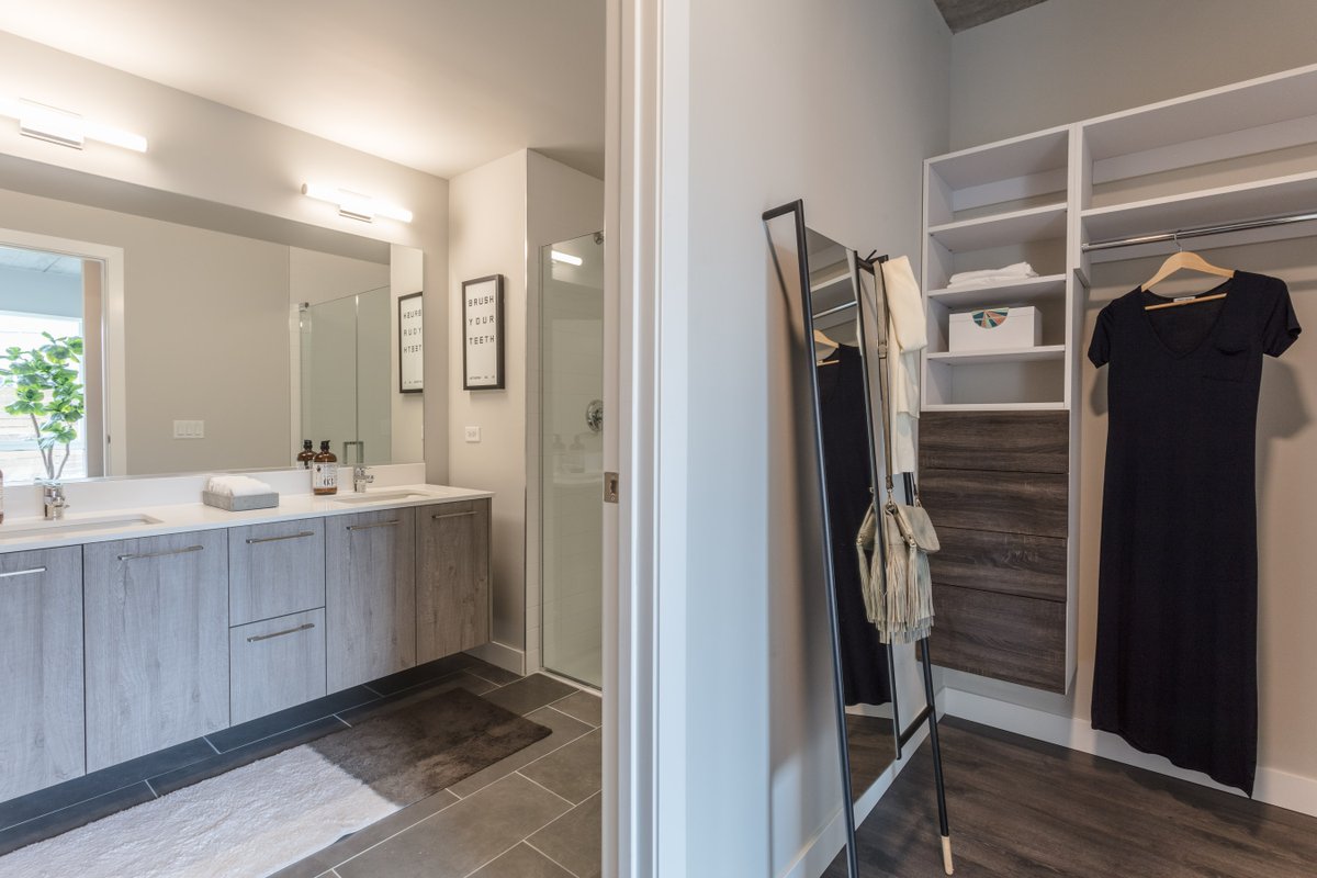 606_blue's tweet photo. It’s easy to stay safe in our luxurious apartments – 

All of our units have custom built-in closet systems, in-unit washers and dryers, and a fully equipped kitchen – see for yourself through our virtual tours!

https://t.co/z7NPyWzn69 https://t.co/cKXJWt4jnO