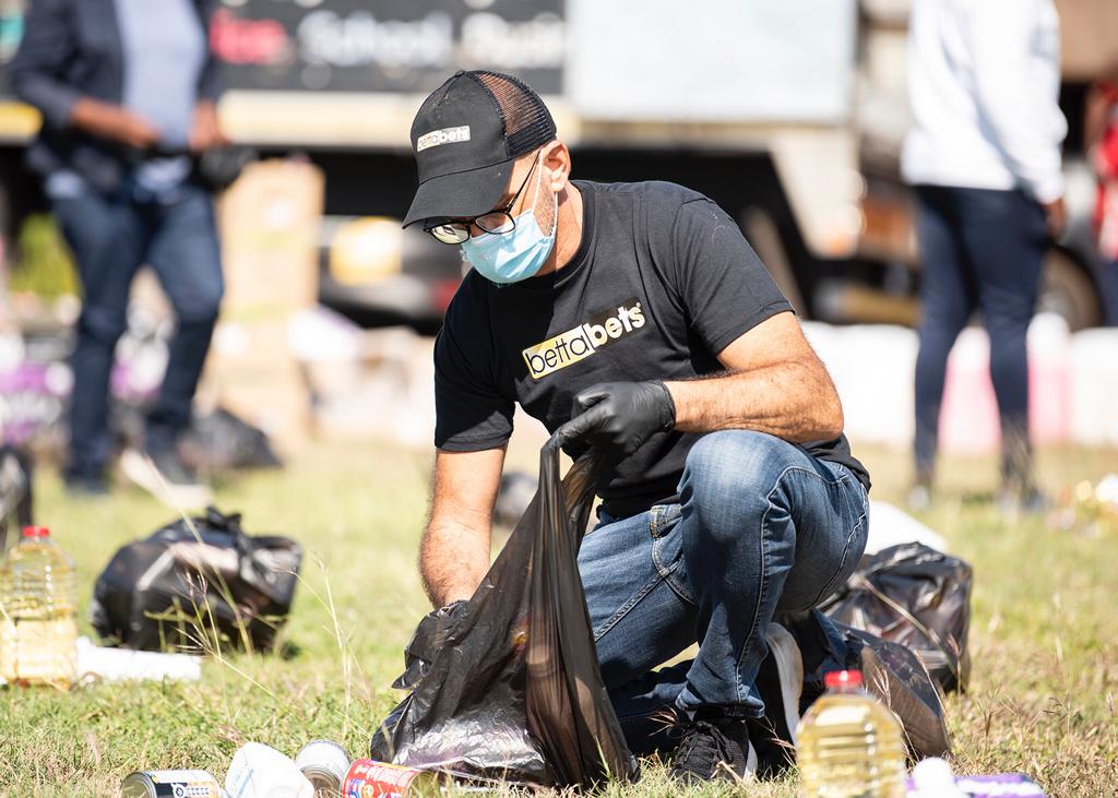 NelsonMandela's tweet photo. Food &amp; Hygiene supplies are essential in fighting against the Covid-19 pandemic. Many South Africans can't afford to replenish their essential products &amp; need your support. By joining the #Each1Feed1 initiative, you are helping fight the pandemic. https://t.co/0AGhBuxcKZ