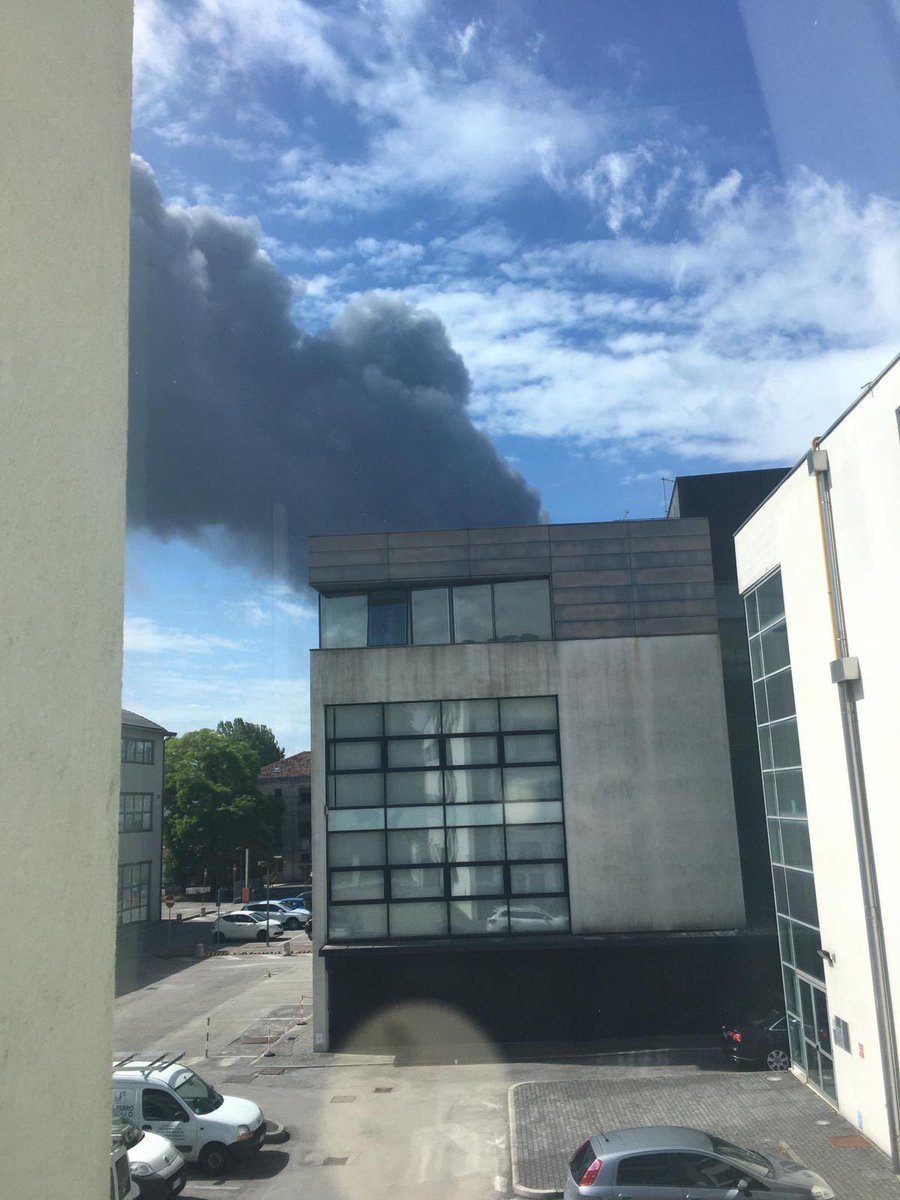 ❗️ATTENZIONE! E' in corso un #incendio in un’industria chimica di #PortoMarghera. Il sindaco <a href="/LuigiBrugnaro/">Luigi Brugnaro</a> ha invitato tutti a restare in casa e chiudere le finestre. Sul posto <a href="/arpaveneto/">ARPA VENETO</a> e <a href="/vvfveneto/">VigilFuoco Veneto</a> 

L'immagine della nube visibile dalla sede <a href="/cnaveneto/">CNA Veneto</a>