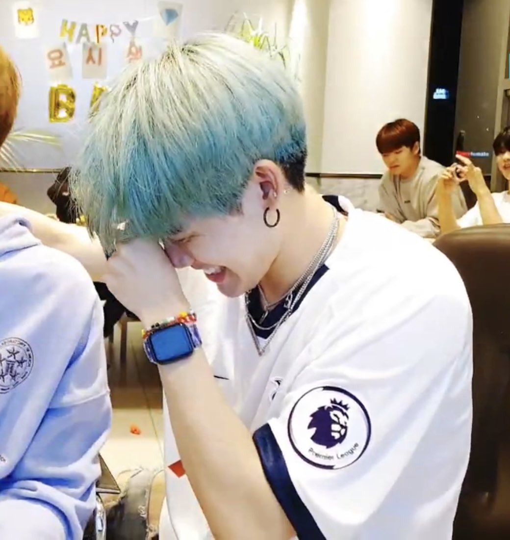 iSeptemberyouu's tweet photo. แต่เอาจริงเลยนะ ฮยอนซอกลุคนี้คือไม่ทนมาก ฟีลแฟนเด็กมากกก แกรรรร แค่ใส่เสื้อบอลทำไมมันดีขนาดนี้ ใส่อีกกกก #CHOIHYUNSUK #TREASURE https://t.co/pBow5q8tQu